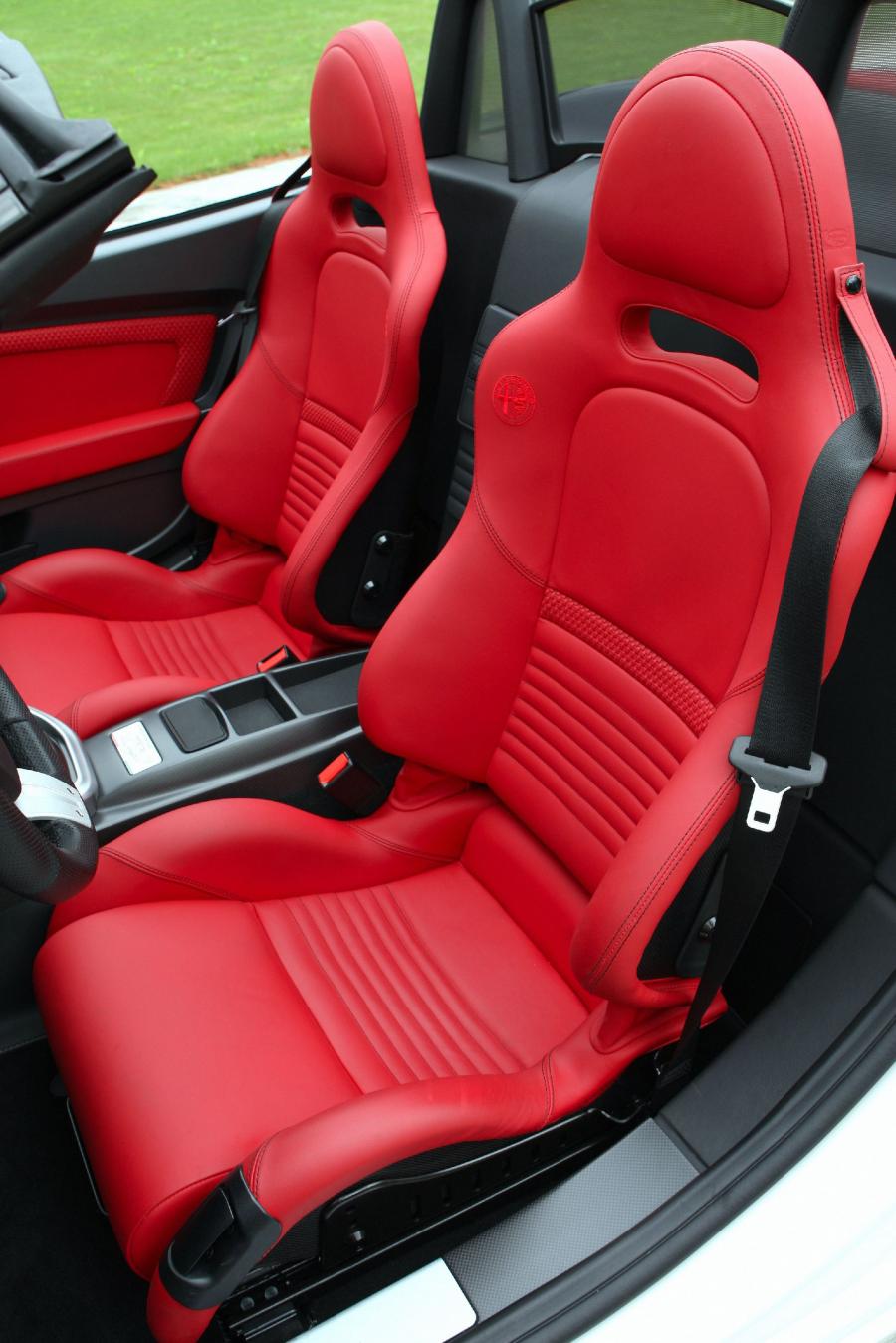 Интерьер Alfa Romeo 8C Spider 2008 года  (фото 23 из 46)